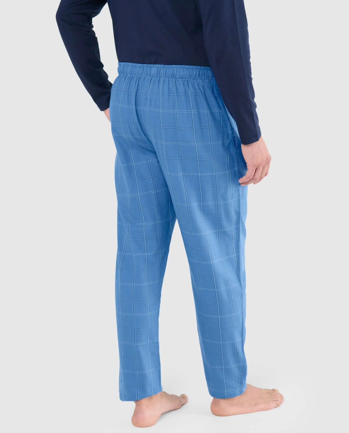 Pantalón de pijama largo para hombre en algodón popelín azul con estampado de cuadros y cintura elástica.
