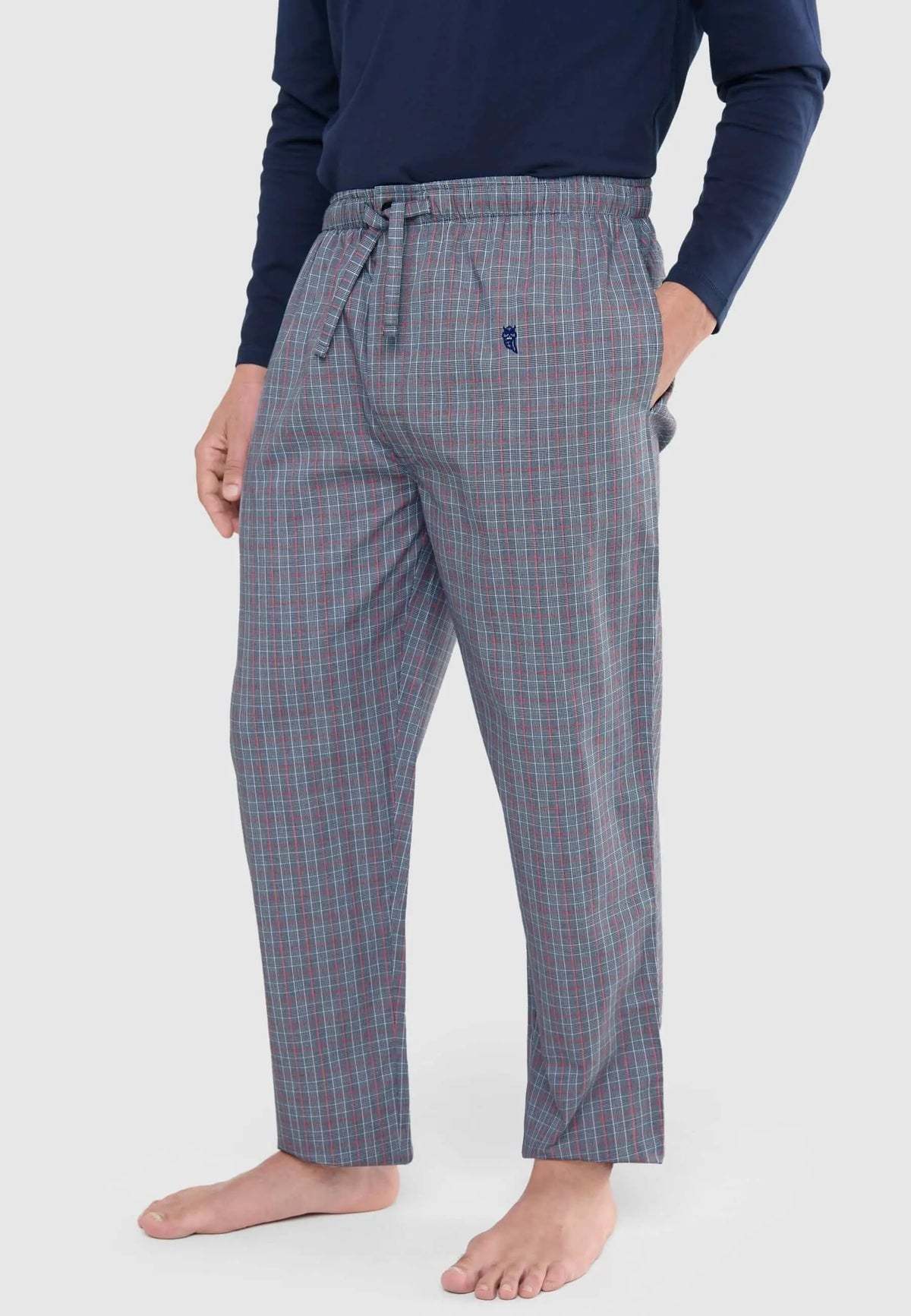 Pantalón de pijama largo para hombre de algodón, gris con cuadros y ajuste cómodo con cintura elástica y cordón.