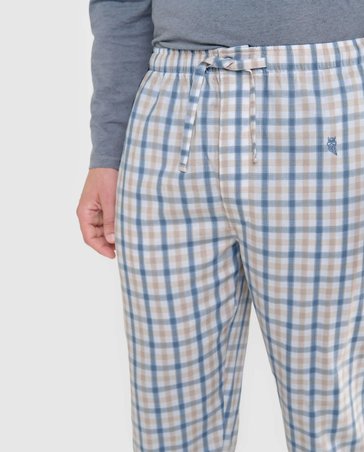 Pantalón de pijama largo para hombre de algodón popelín, diseño de cuadros en tonos azules y beige con ajuste de cordón.