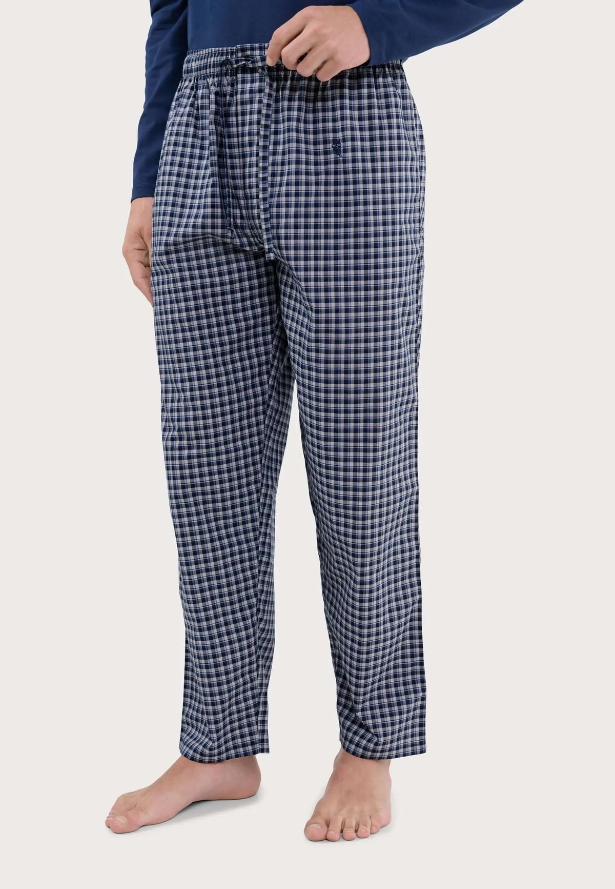 Pantalón de pijama largo para hombre de algodón popelín en color azul con estampado de cuadros y cintura elástica.