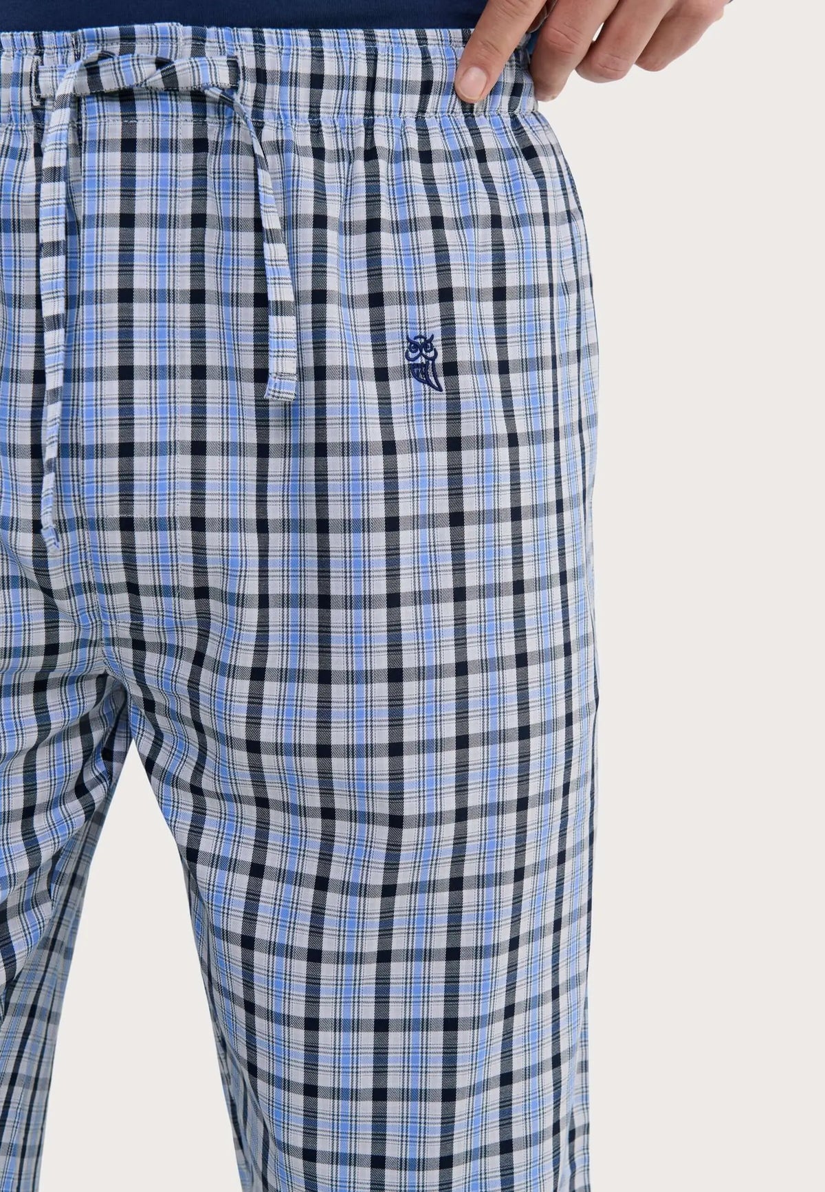 Pantalón de pijama largo para hombre de algodón popelín, diseño de cuadros azules y blancos con ajuste de cordón.