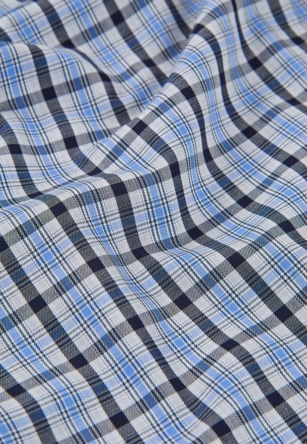 Pantalón de pijama largo para hombre en tejido de popelín de algodón con estampado de cuadros azules y blancos.