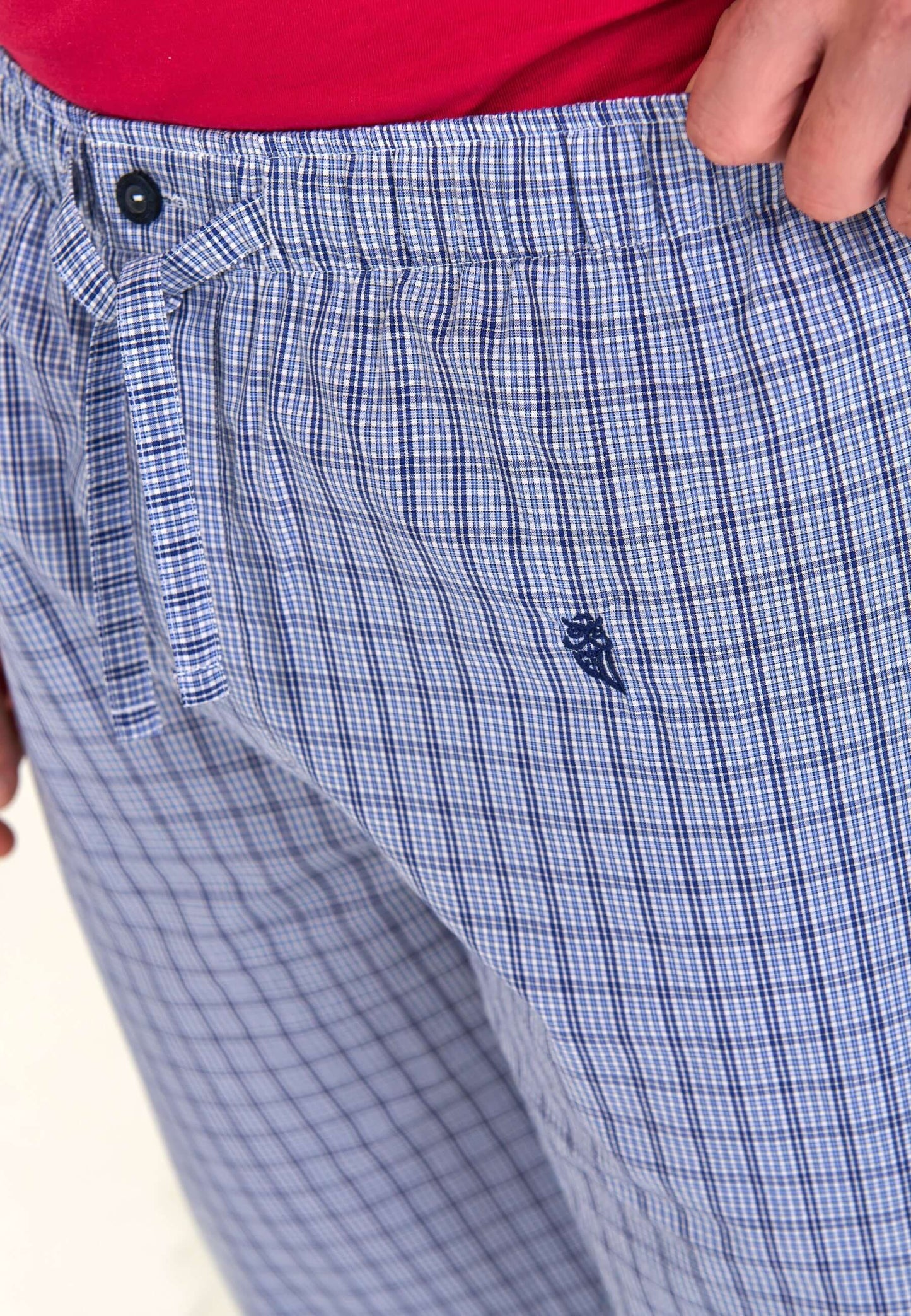 Pantalón de pijama largo para hombre de algodón popelín en color azul con estampado de cuadros y ajuste con cordón.