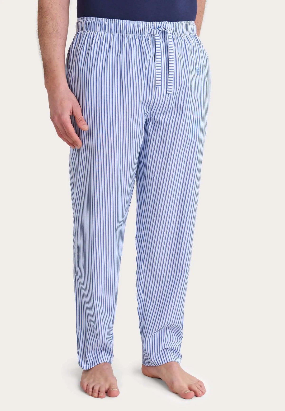Pantalón de pijama largo para hombre de algodón popelín con rayas azules y blancas, ajuste recto y cintura elástica.