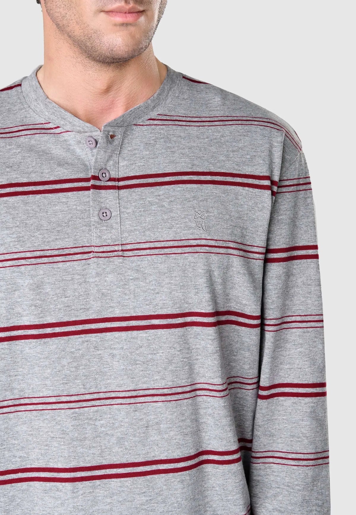 Pijama de hombre gris con rayas horizontales granates, cuello redondo con tapeta de tres botones y tejido de punto.