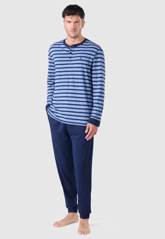 Pijama hombre: camiseta manga larga rayas azules con tapeta y botones, y pantalón azul marino liso de punto.