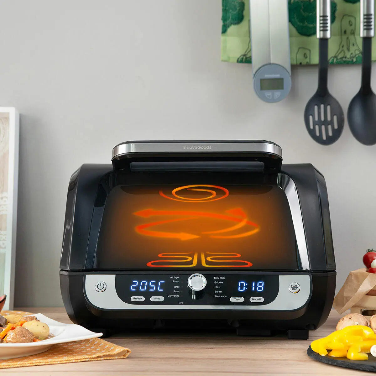 Freidora de aire negra con grill, panel digital luminoso, diseño moderno en cocina sobre mesa de madera.
