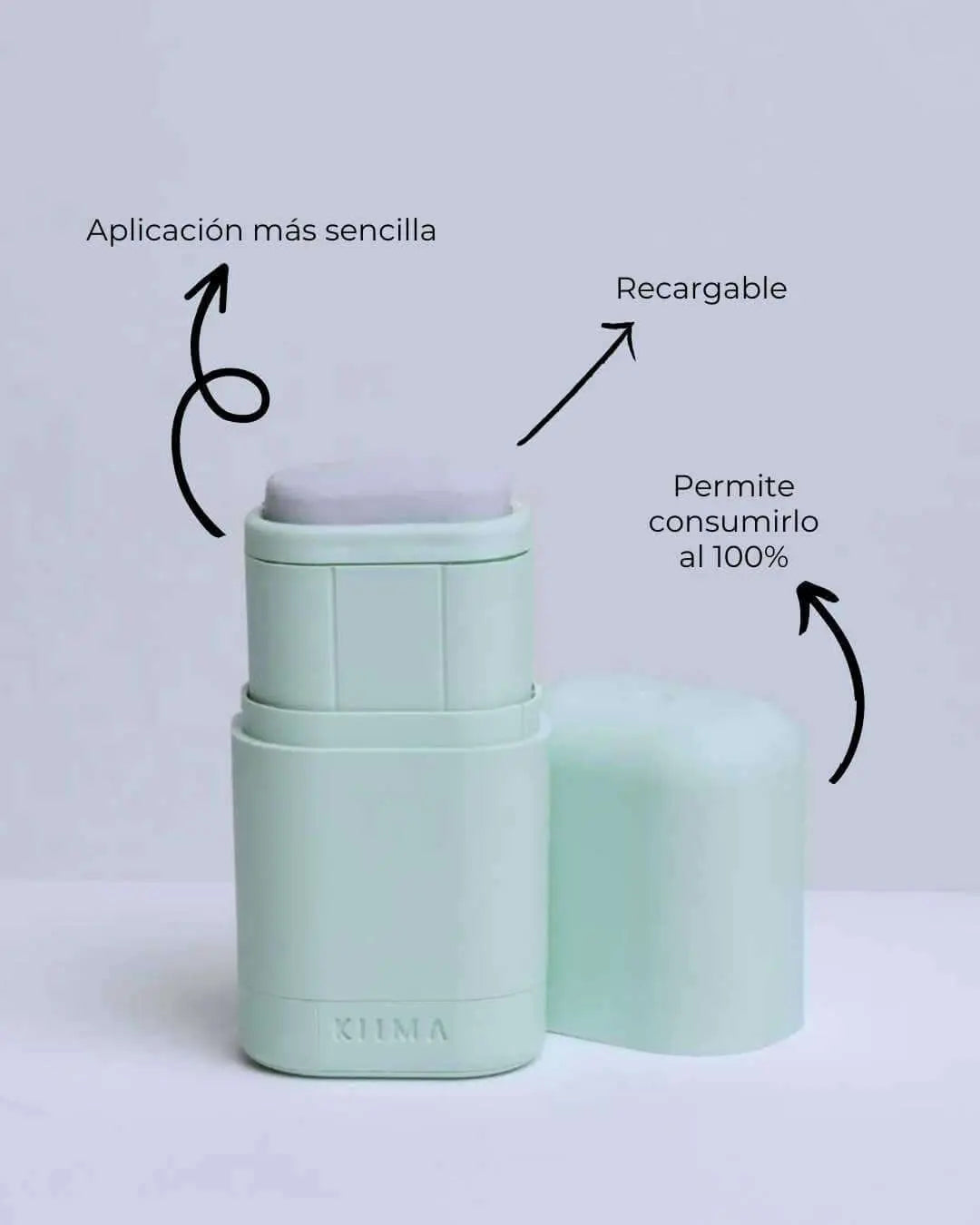 Aplicador Banbu de color verde pastel con desodorante sólido, destacando su diseño recargable y uso sencillo.