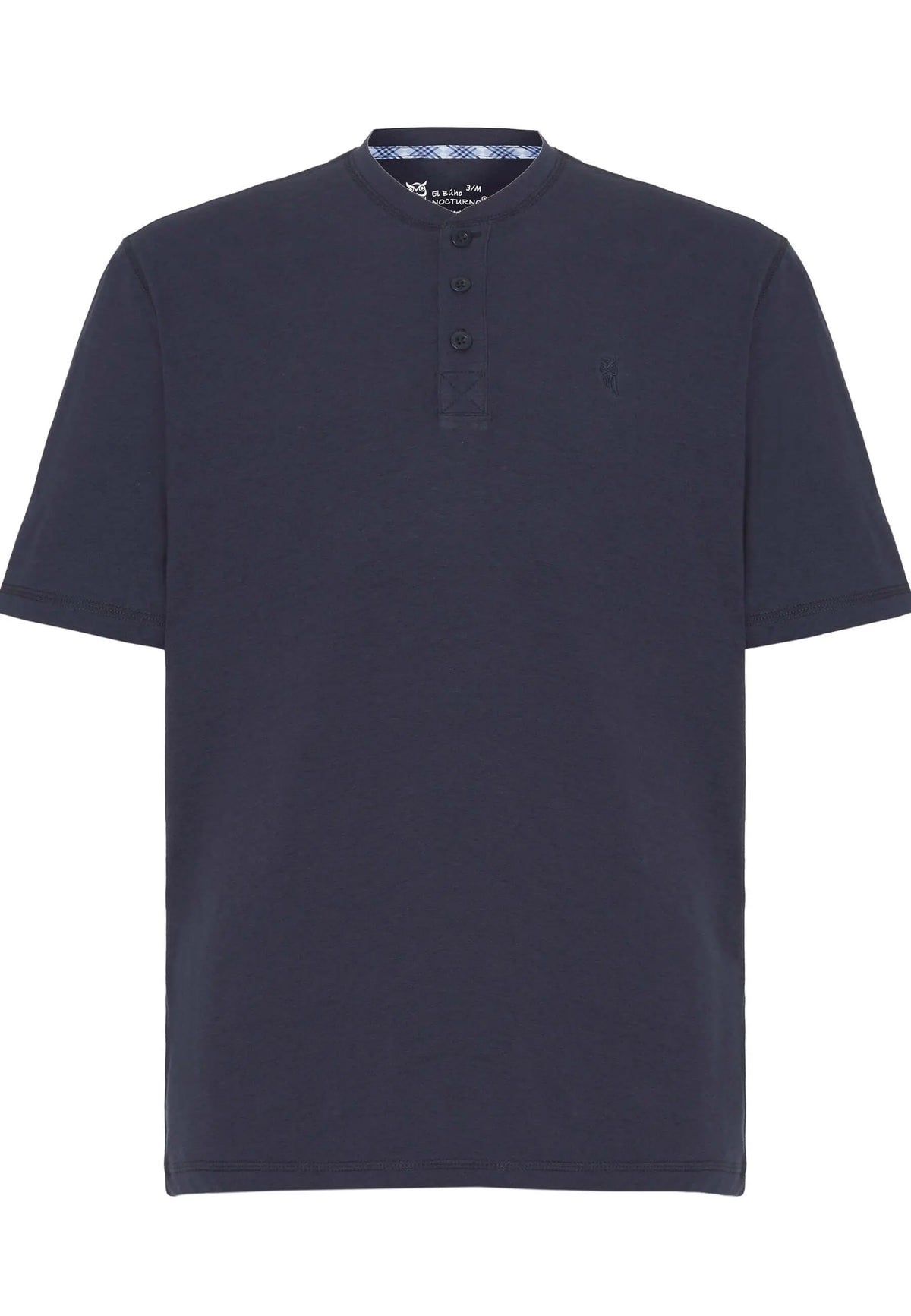 Camiseta de pijama azul marino, manga corta, cuello mao con tres botones y detalle interior de cuadros.