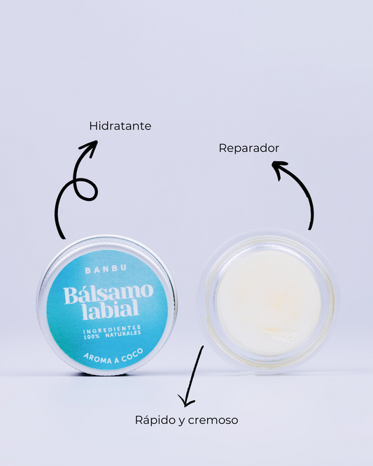 Bálsamo labial Banbu de coco en tarro metálico con tapa azul, mostrado cerrado y abierto con su textura cremosa blanca.