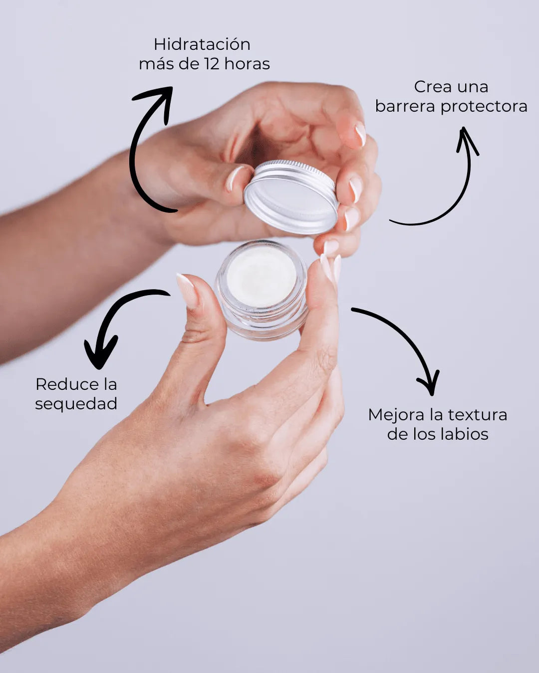 Manos sosteniendo un bálsamo labial Banbu de coco en tarro de vidrio con tapa de metal y flechas con beneficios.
