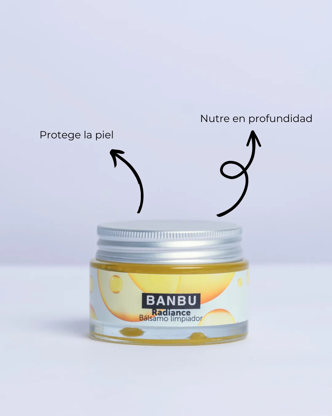 Bálsamo limpiador Banbu Radiance en tarro de cristal con tapa metálica. Flechas indican que nutre y protege la piel.