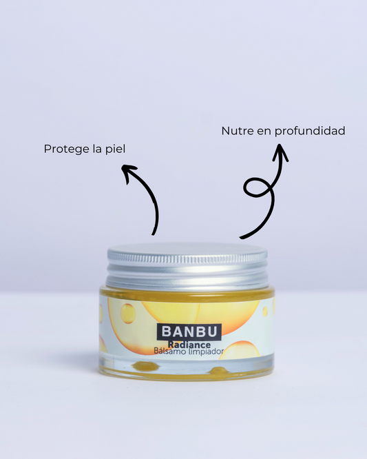 Bálsamo limpiador Banbu Radiance en tarro de cristal con tapa metálica. Flechas indican que nutre y protege la piel.
