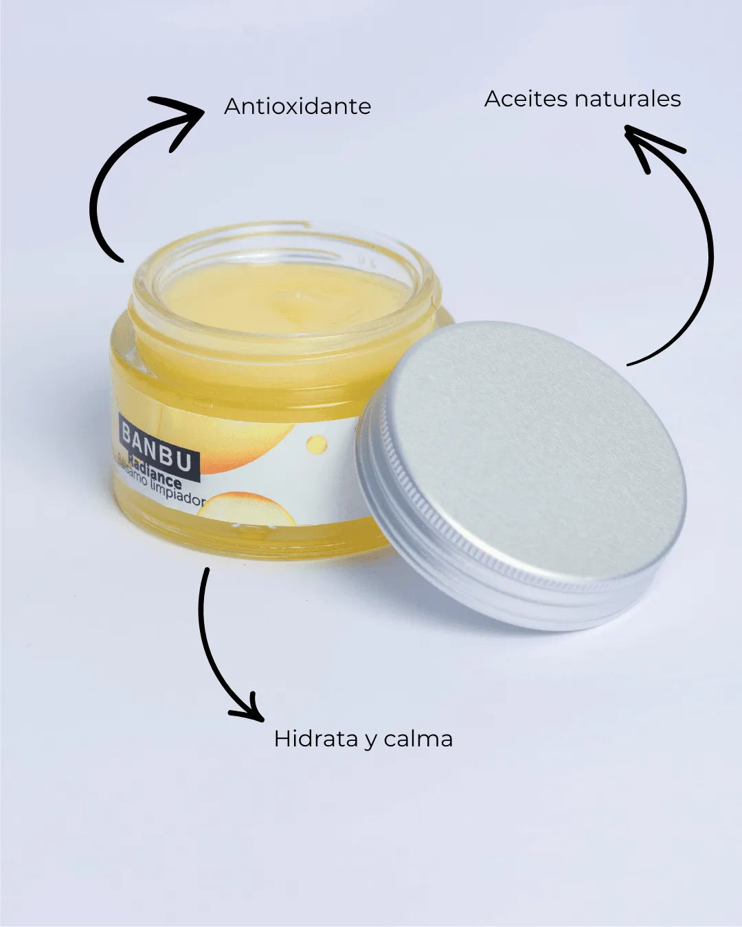 Bálsamo limpiador Banbu Radiance en tarro de cristal con tapa metálica, mostrando su textura cremosa y color amarillo.