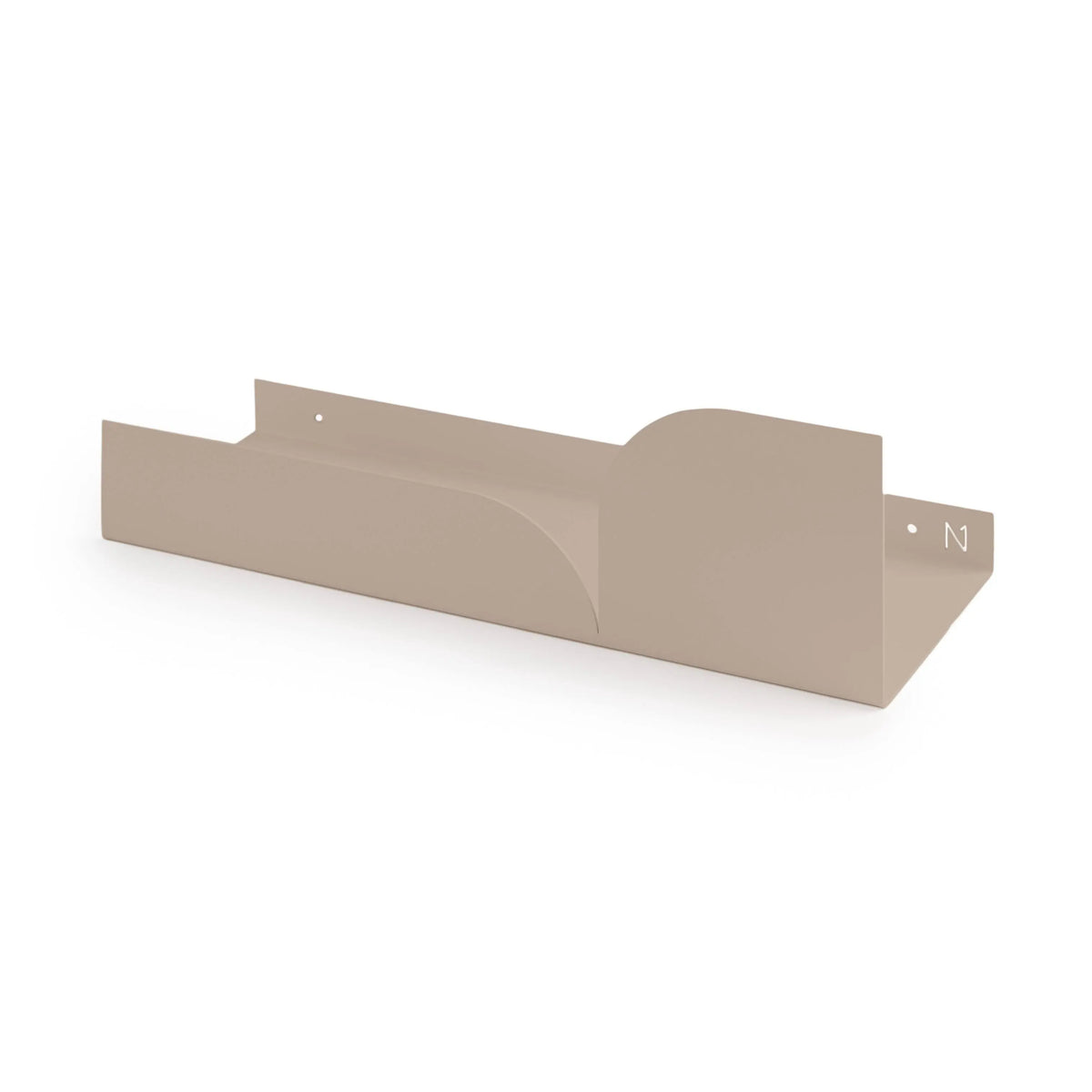 Estante flotante de pared metálico en color beige, con diseño minimalista de formas curvas y acabado liso.