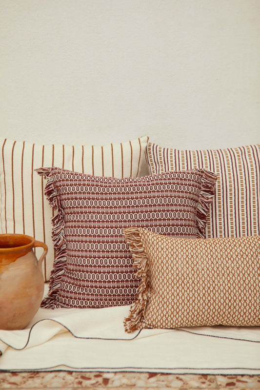 Funda de cojín rectangular 30x45cm en color caramelo, patrón ojo de perdiz con flecos laterales y estilo artesanal.