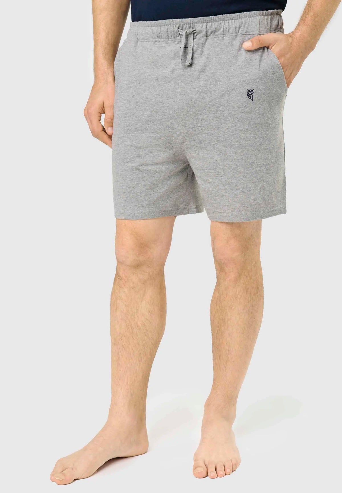 Pantalón corto de pijama para hombre en punto gris, estilo casual con cintura elástica ajustable y corte cómodo.