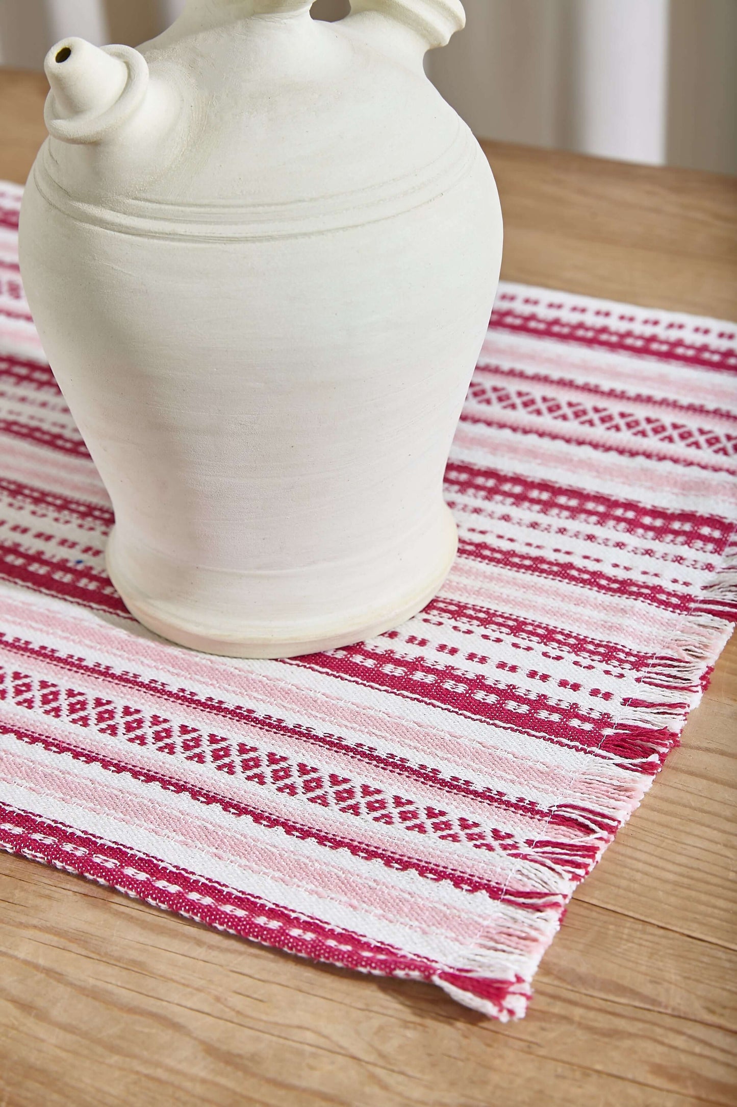 Camino de mesa alpujarra tonos rosas tejido artesanal con flecos