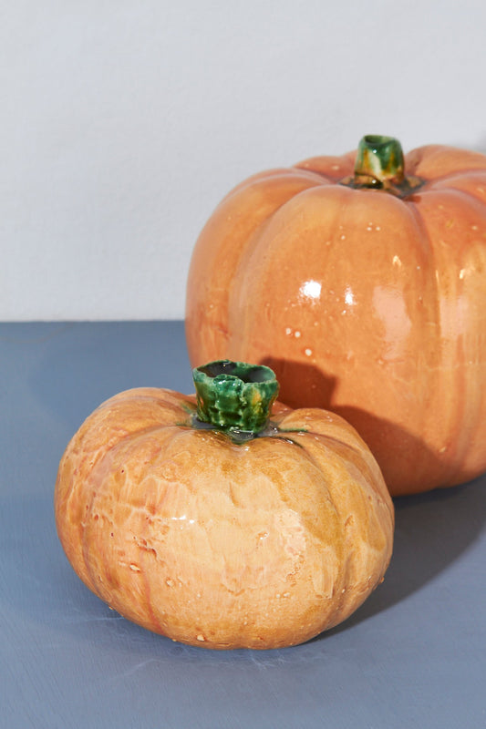 Calabazas de cerámica color naranja con tallos verdes, decorativas para otoño y Halloween.