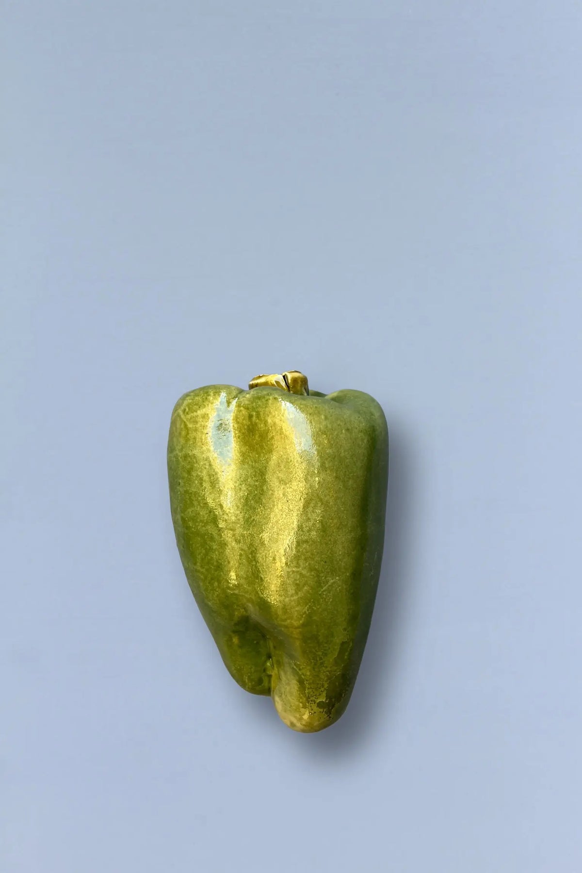 Pimiento verde brillante decorativo de cerámica, estilo moderno, ideal para la decoración de interiores.
