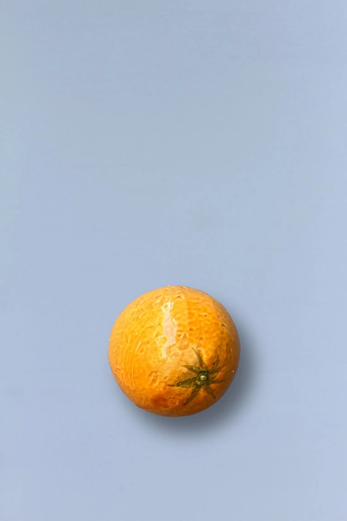 Naranja fresca y brillante sobre fondo azul, ideal para jugos y ensaladas.