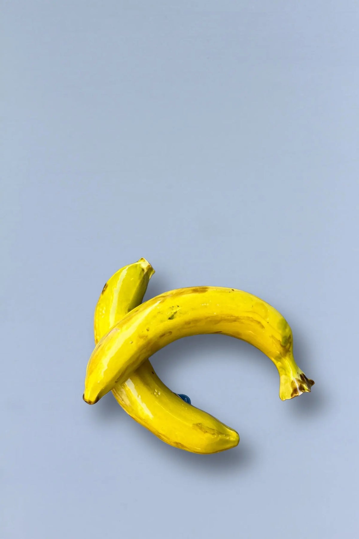 Plátanos amarillos brillantes sobre fondo azul, frescos y saludables, perfectos para snacks o recetas.