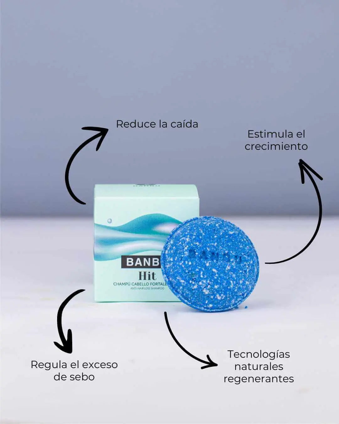 Champú sólido azul Banbu junto a su caja verde claro, con flechas que indican sus beneficios naturales y anticaída.