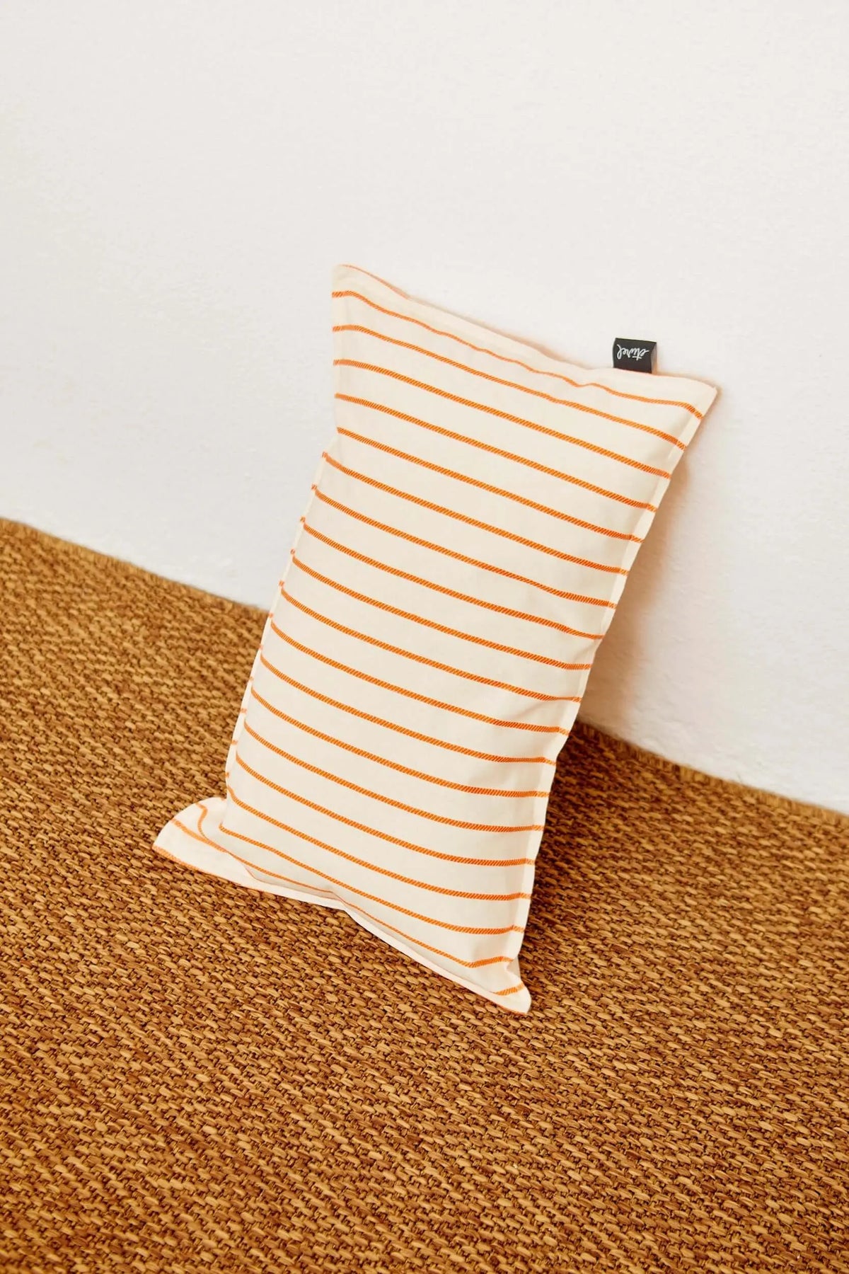 Funda de cojín rectangular de 30x50cm con diseño de rayas horizontales de color naranja sobre fondo blanco de tela.