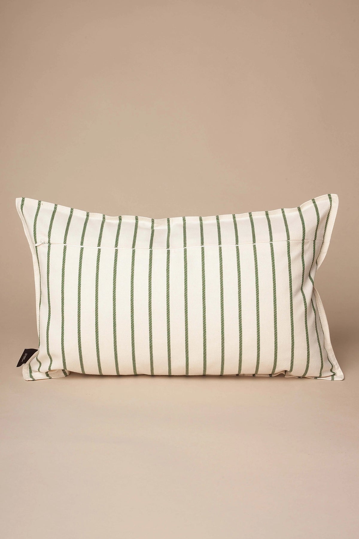 Funda de cojín rectangular de 30x50 cm, tela color crema con estampado de finas rayas verticales en color verde oscuro.