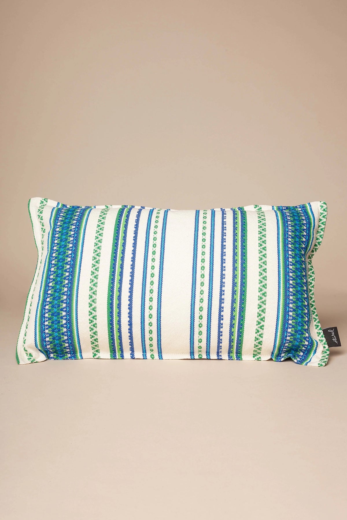 Funda de cojín rectangular con tejido manchego, rayas verticales en verde y azul sobre fondo blanco, estilo artesanal.