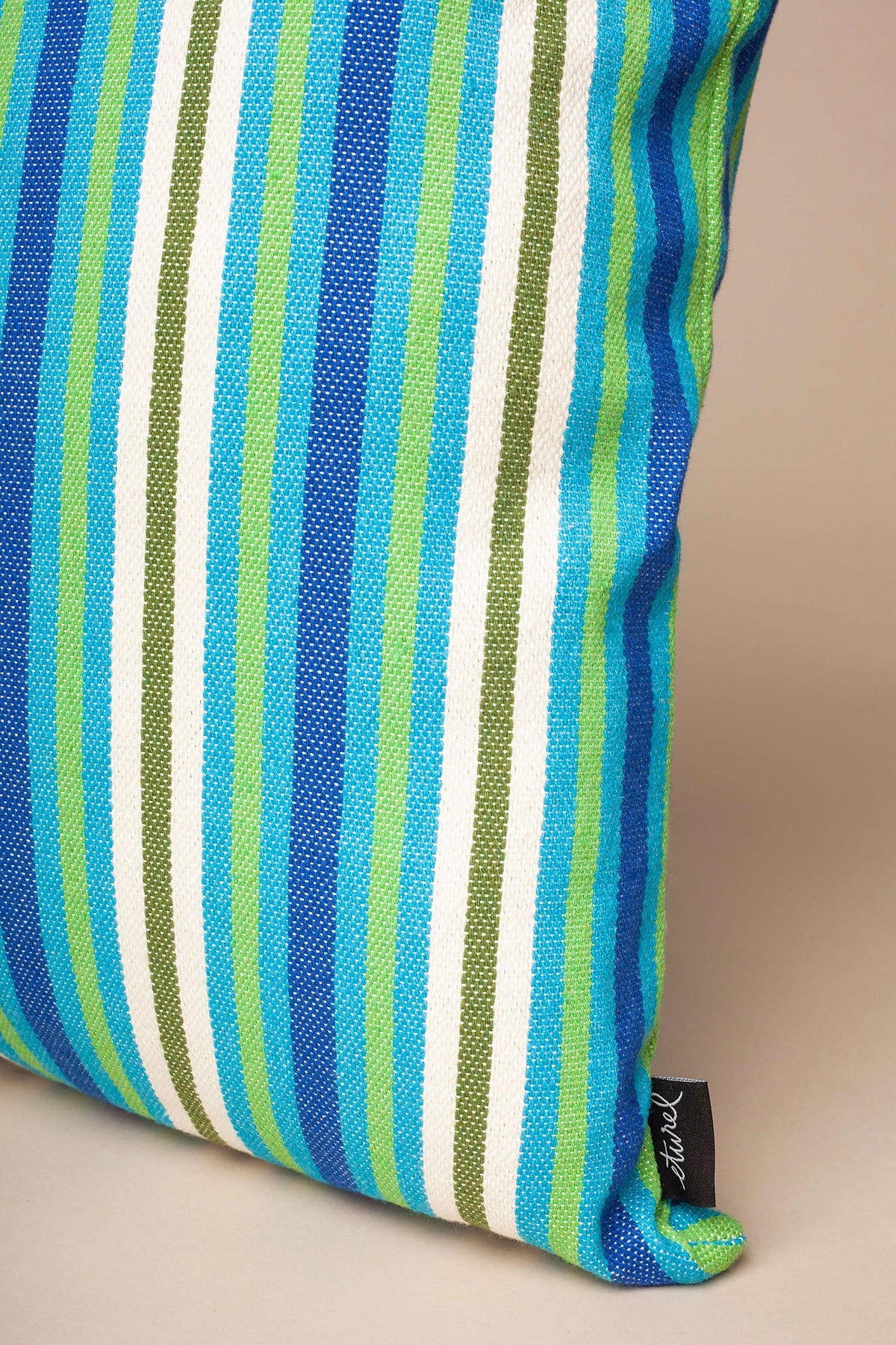 Funda de cojín cuadrada de 50x50 cm con patrón de rayas verticales en tonos azul, verde y blanco. Tejido texturizado.