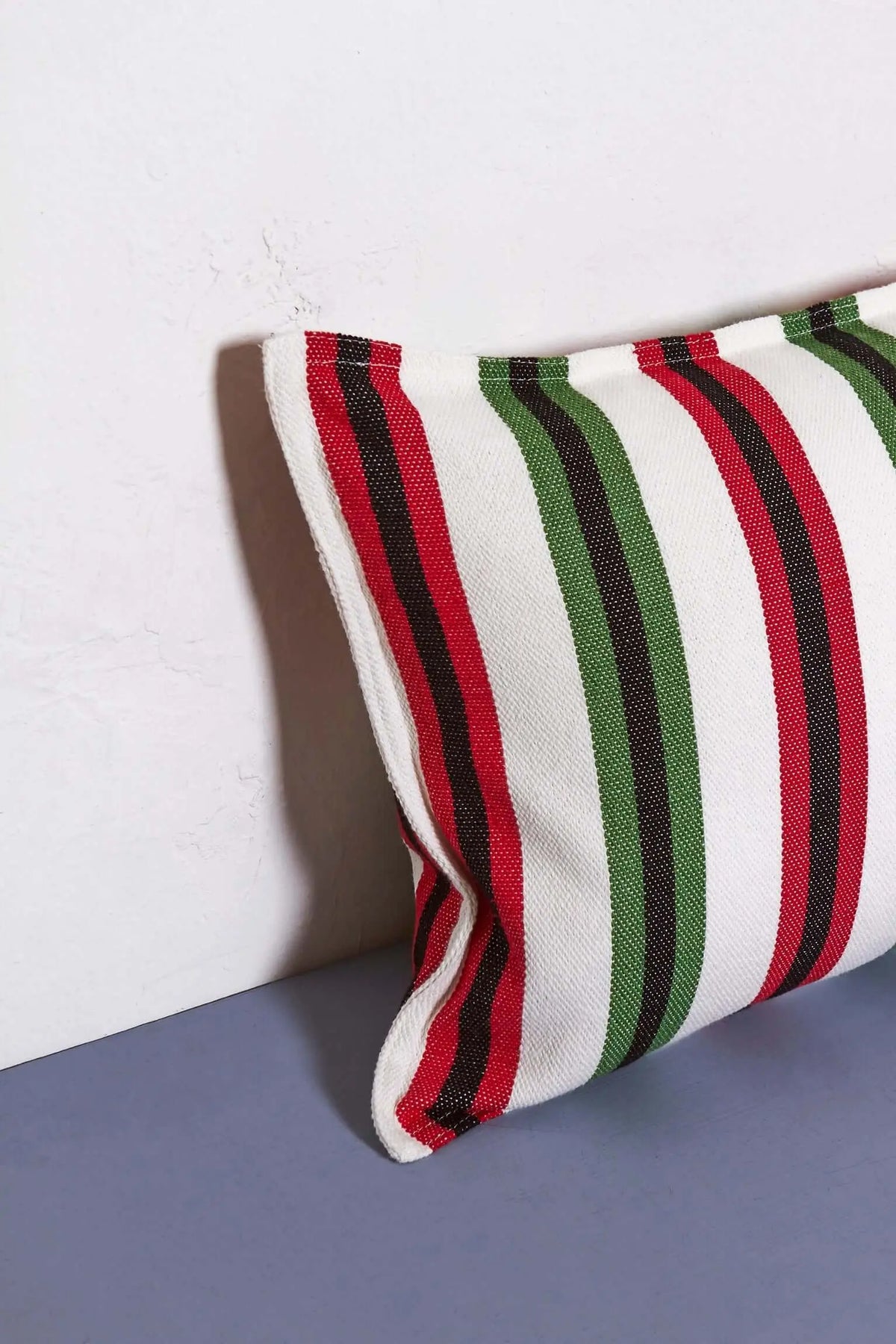 Funda de cojín rectangular 30x50cm con tejido canario a rayas verticales en color blanco, rojo, verde y negro.