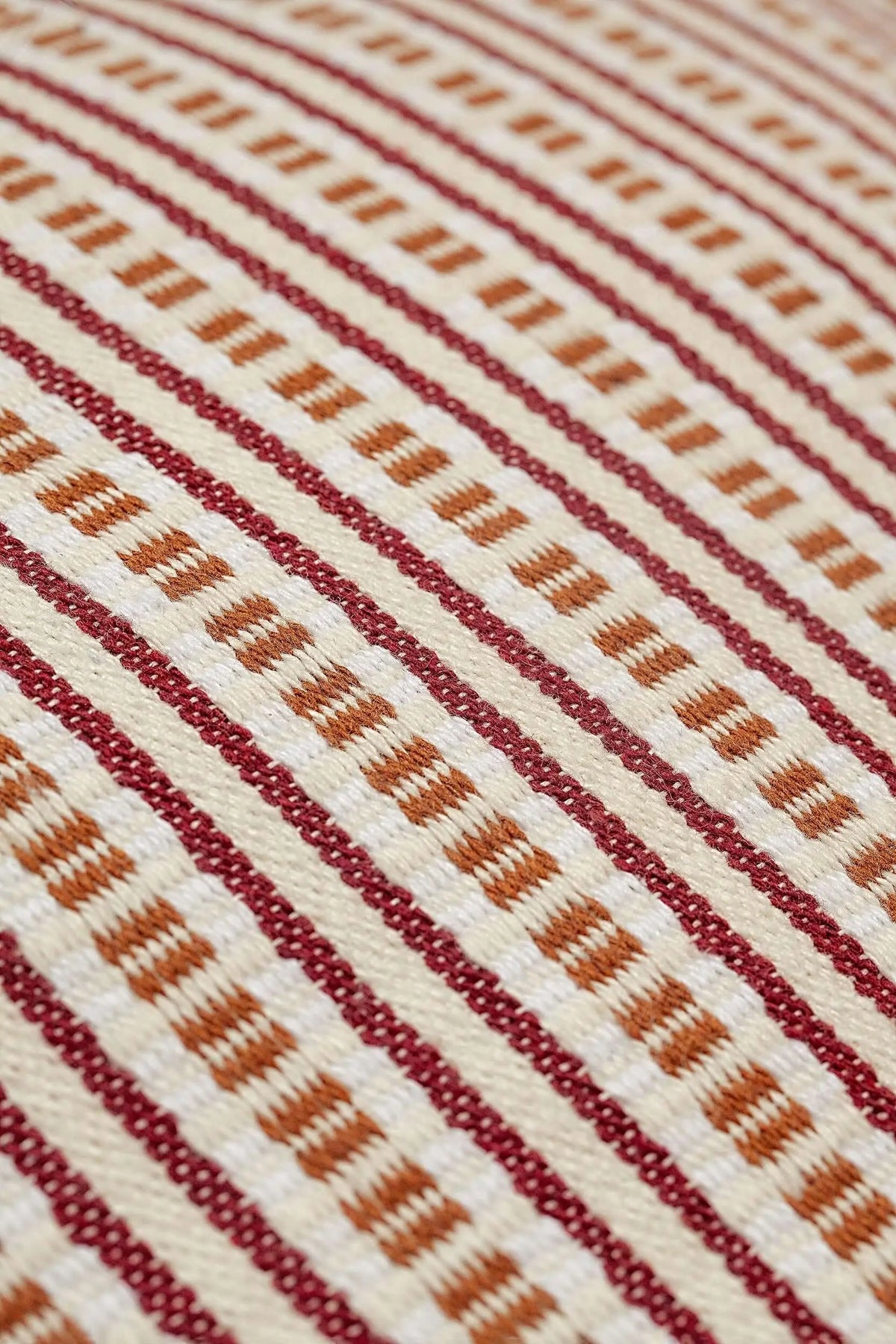 Funda de cojín 50x50 cm con textura tejida y patrón de rayas horizontales en tonos granate, ocre y crema.