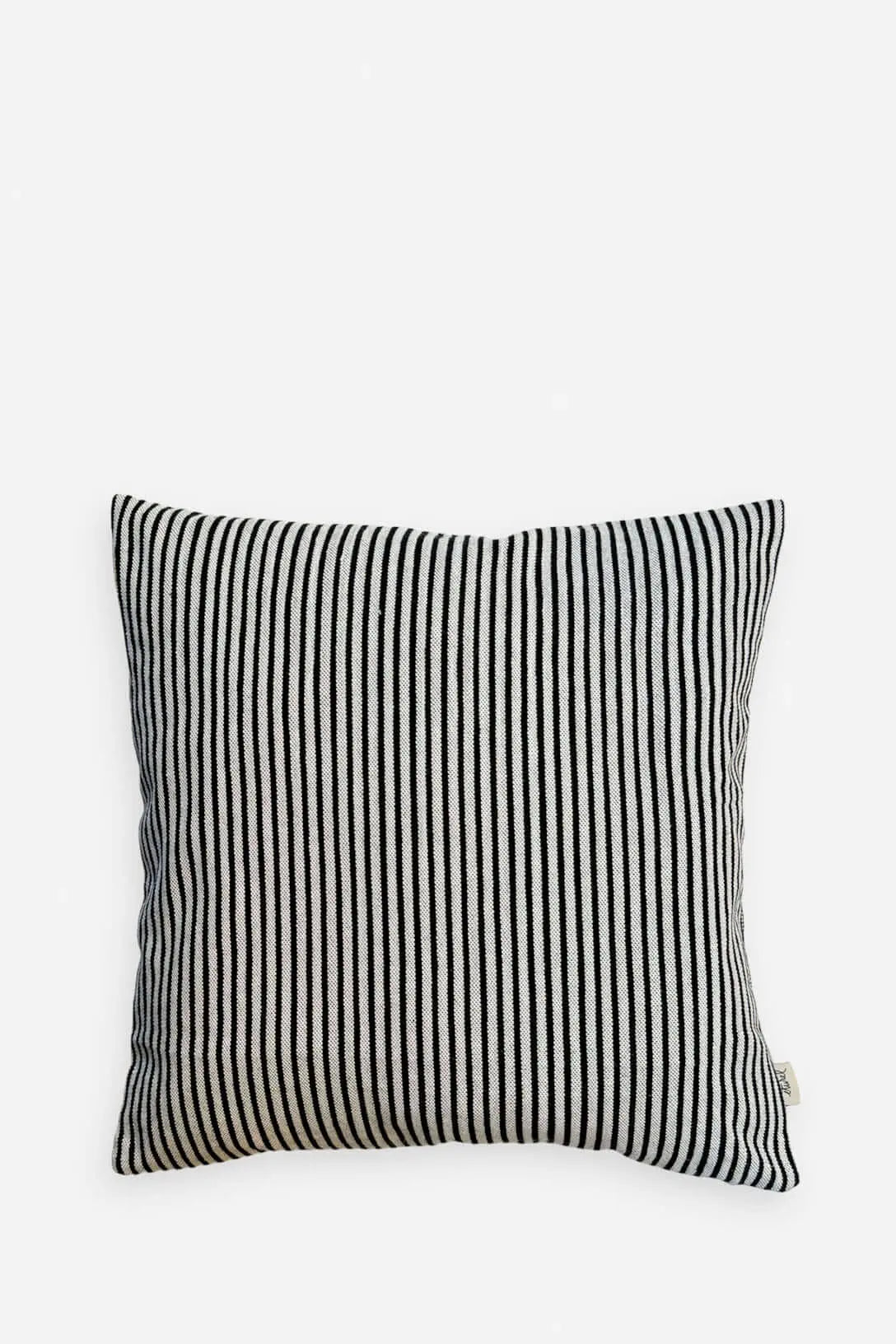 Funda de cojín cuadrada de 50x50 cm en loneta de rayas verticales negras y blancas sobre fondo claro.