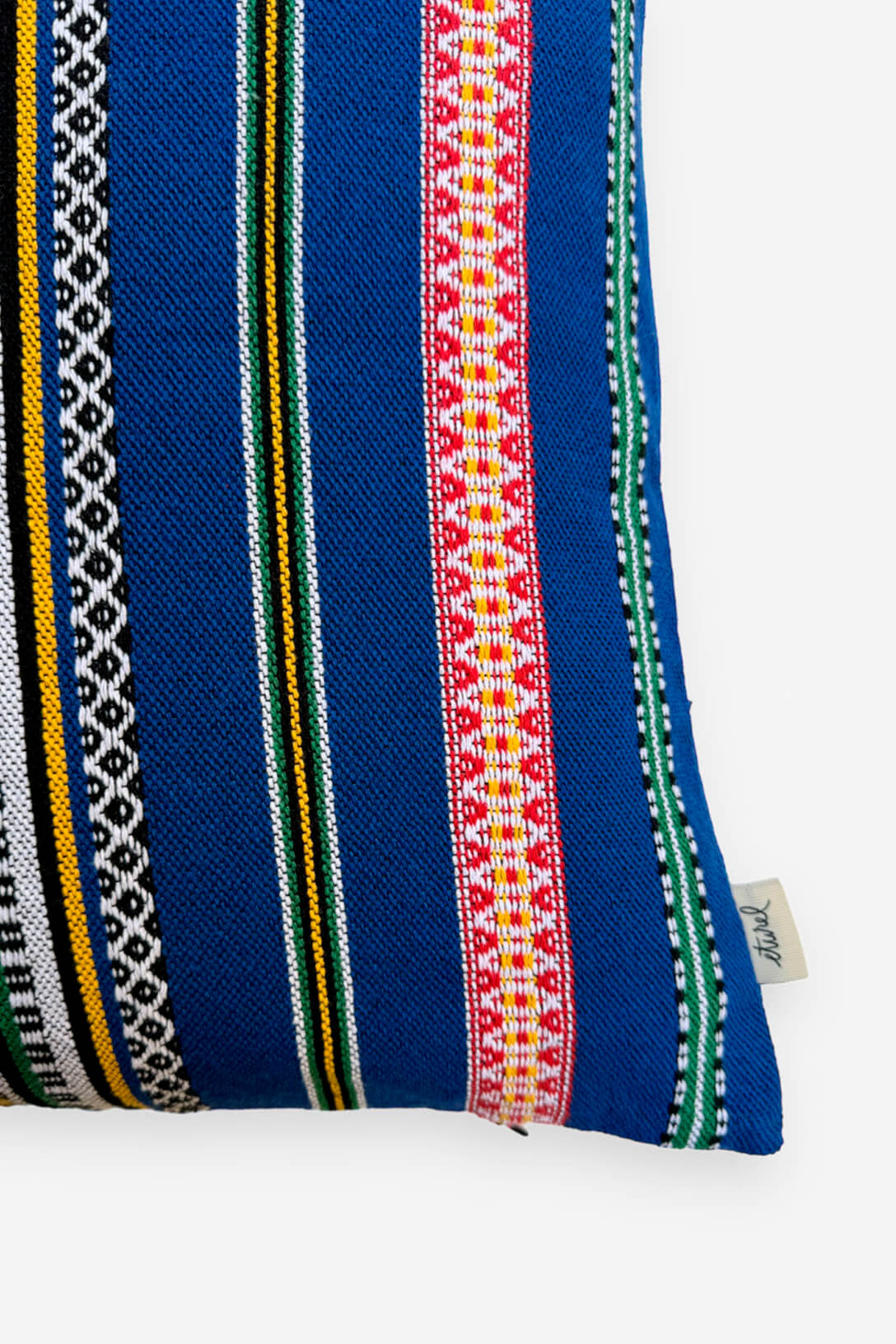 Funda de cojín azul con diseño textil de rayas verticales multicolores y tejido de estilo étnico.