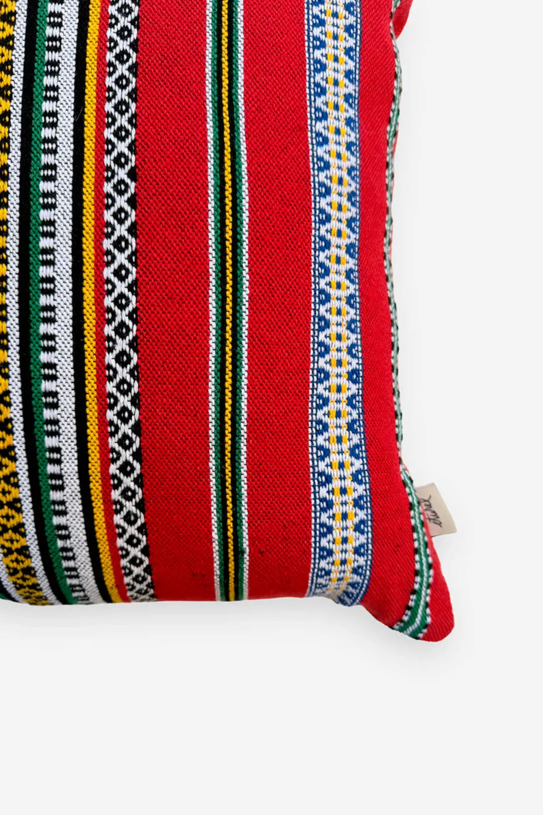 Funda de cojín 50x45cm roja con patrón de rayas verticales tejidas en colores vibrantes, estilo artesanal y textura.