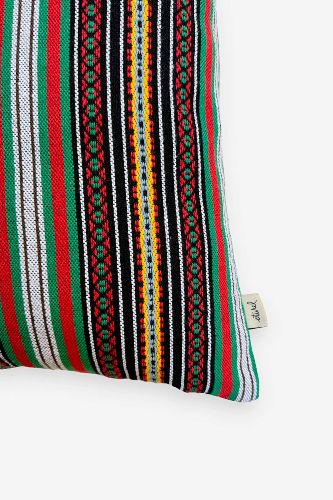 Funda de cojín rectangular con patrón de rayas verticales multicolores, estilo étnico en tejido resistente y texturizado.