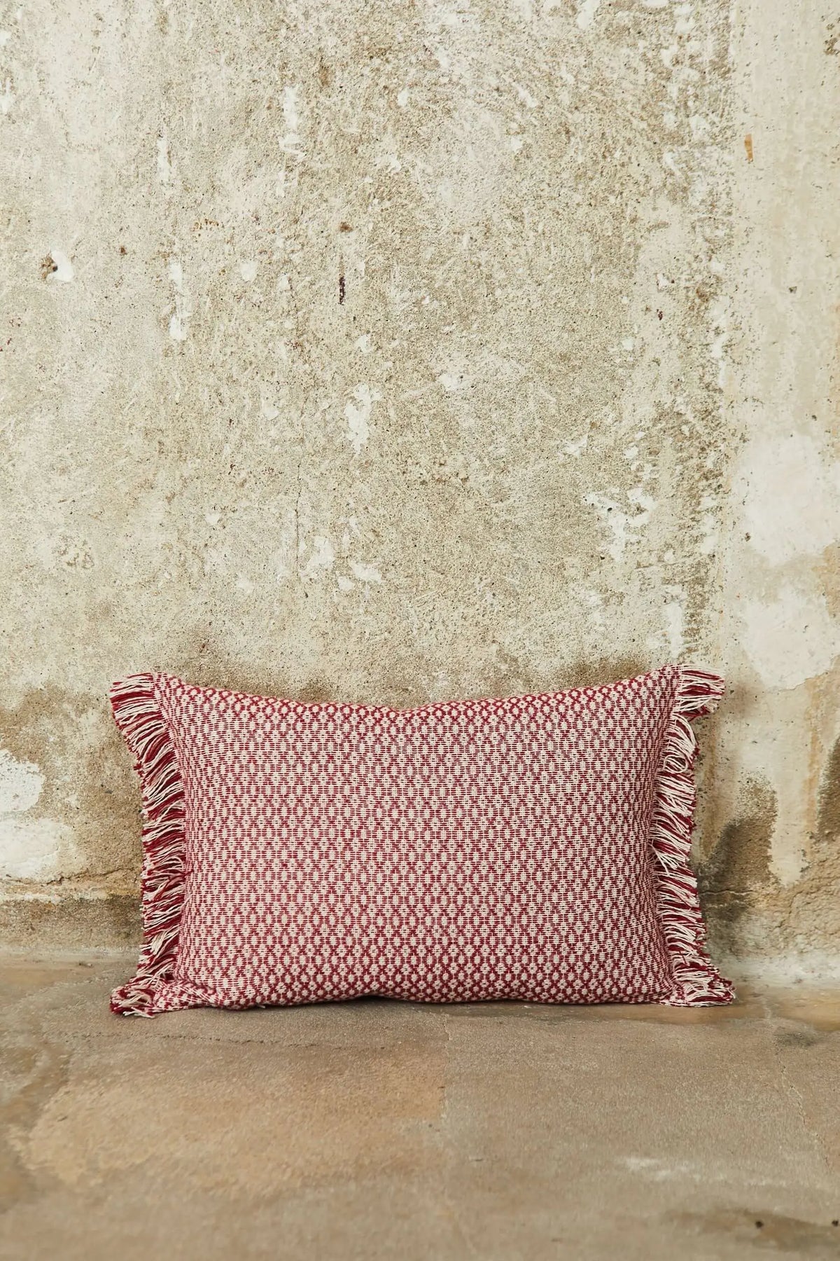 Funda de cojín rectangular 30x45cm, estampado ojo de perdiz granate y crudo con flecos laterales, estilo rústico.