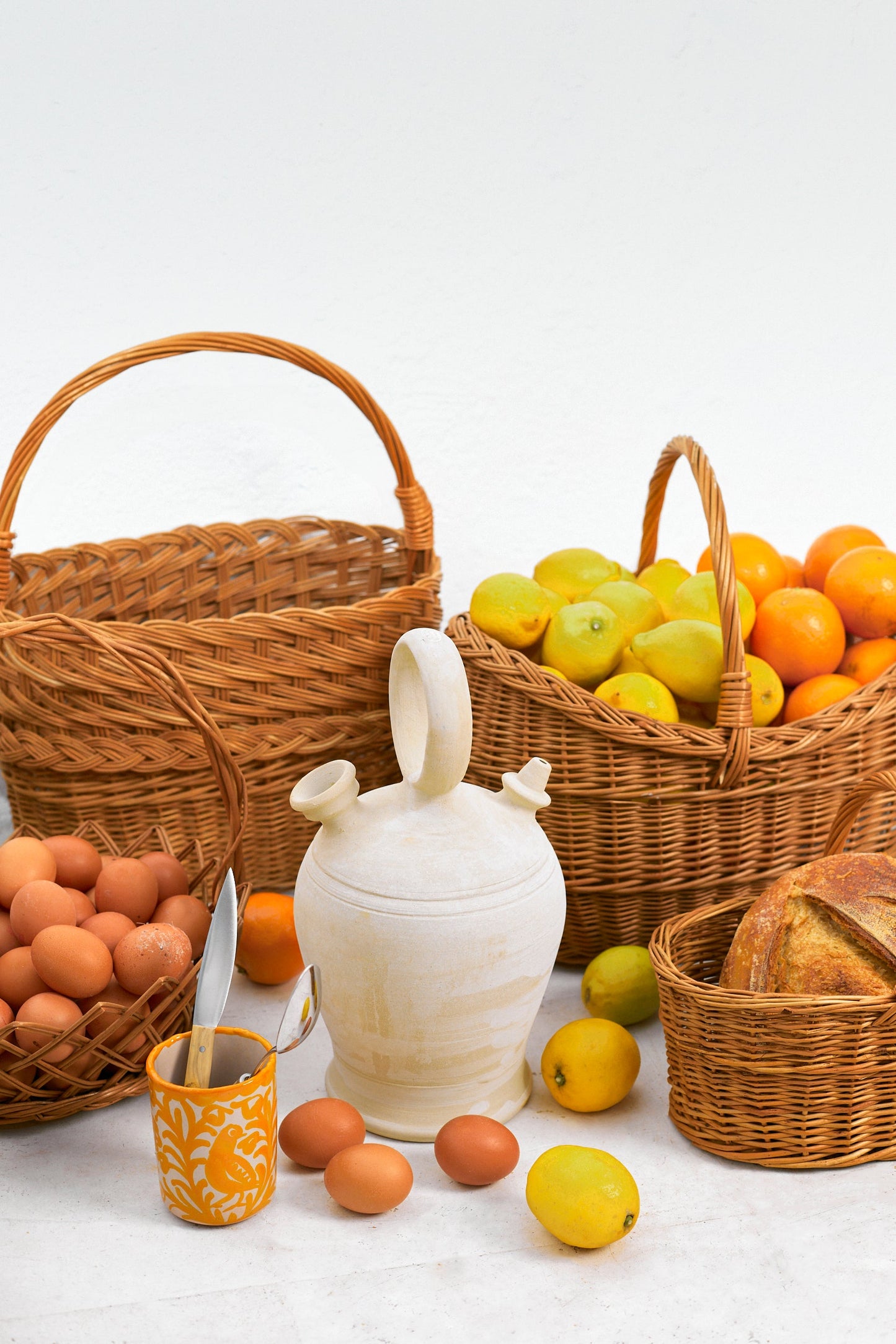 Cestas de mimbre natural trenzado, de formas redondas y ovaladas, ideales para organizar objetos o alimentos.