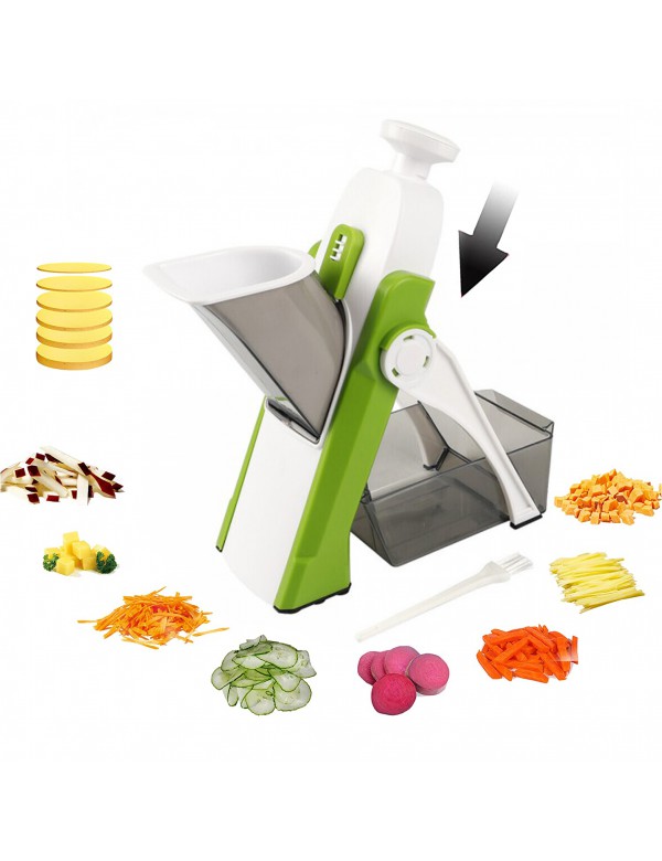 Mandolina de cocina verde y blanca con accesorios, recipiente y diversas verduras cortadas a su alrededor.