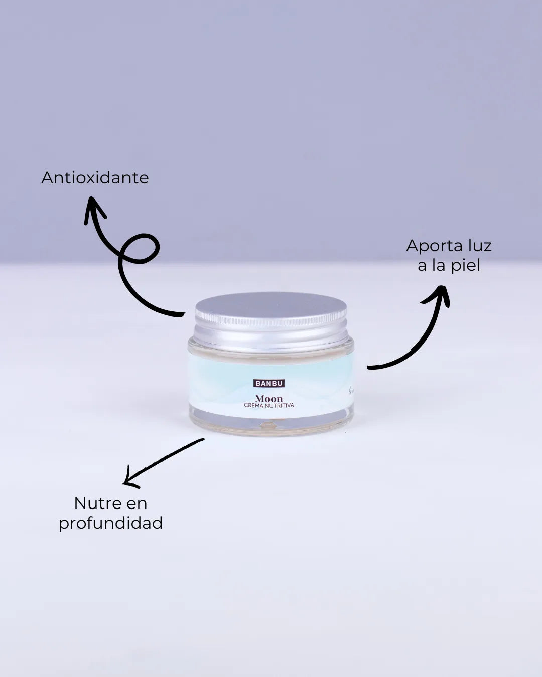 Tarro de cristal de crema facial Banbu Moon con tapa metálica y texto informativo sobre fondo claro y minimalista.