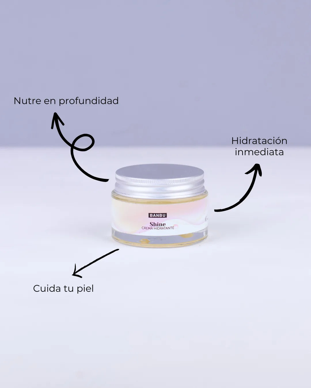 Tarro de crema facial Banbu Shine con tapa metálica, sobre fondo claro, con flechas indicando beneficios de hidratación.
