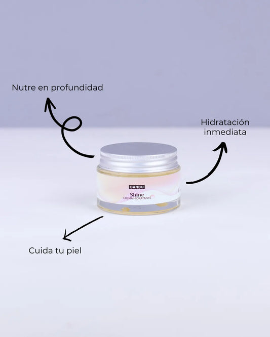 Tarro de crema facial Banbu Shine con tapa metálica, sobre fondo claro, con flechas indicando beneficios de hidratación.