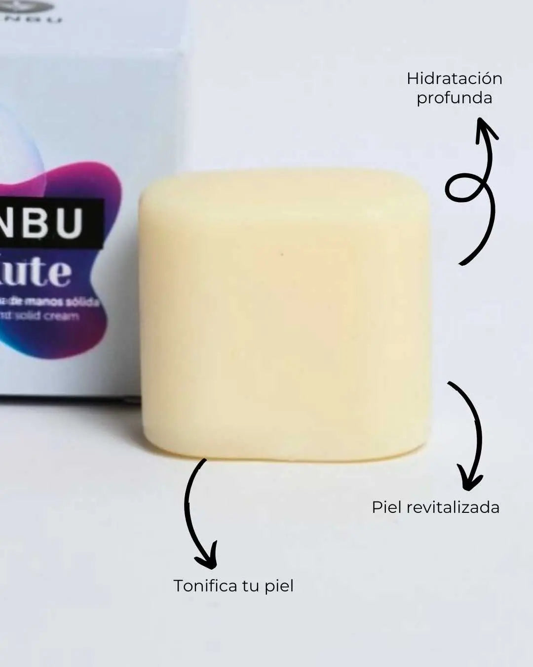 Crema sólida Banbu de color crema suave junto a su caja, indicando beneficios como hidratación y tonificación de la piel.