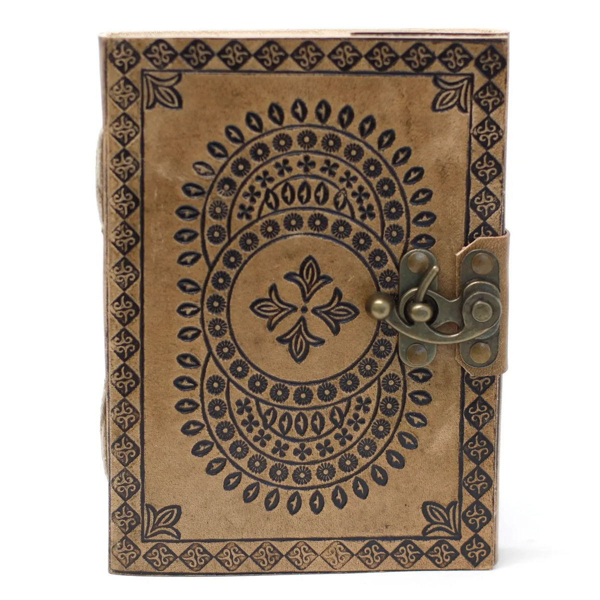 Cuaderno de cuero café con grabado de mandalas, detalles geométricos, marco decorativo y cierre de metal envejecido.