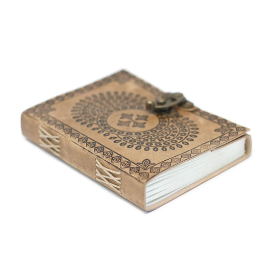 Cuaderno de cuero artesanal color beige con grabado de mandala, cierre de metal y encuadernación cosida.