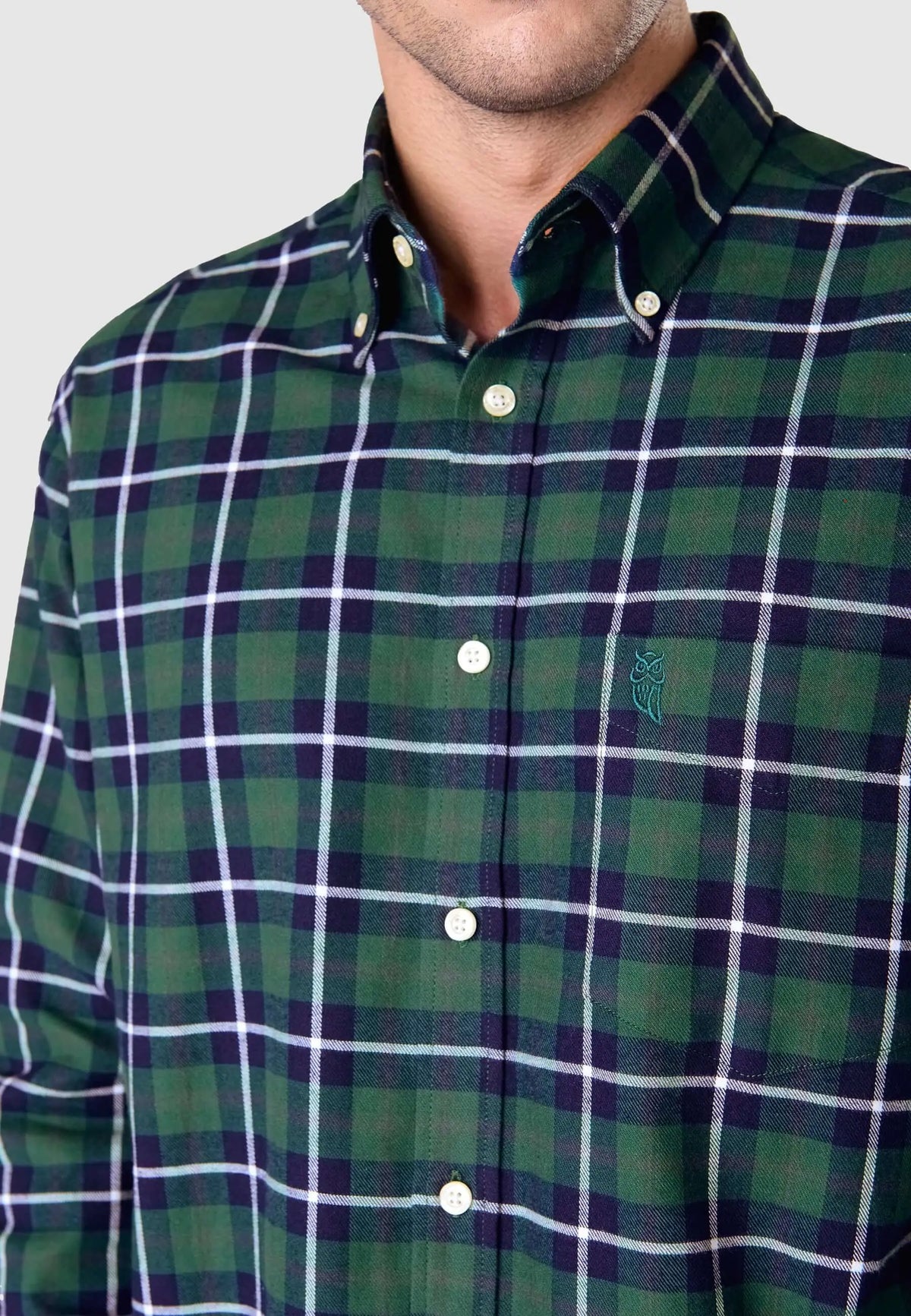 Camisa de hombre en franela de algodón verde con cuadros, diseño de ajuste clásico, cuello abotonado y bolsillo frontal.