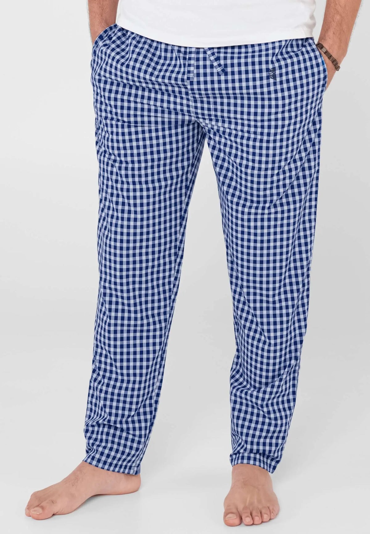 Pantalón de pijama largo para hombre de popelín en color azul con estampado de cuadros y ajuste cómodo.