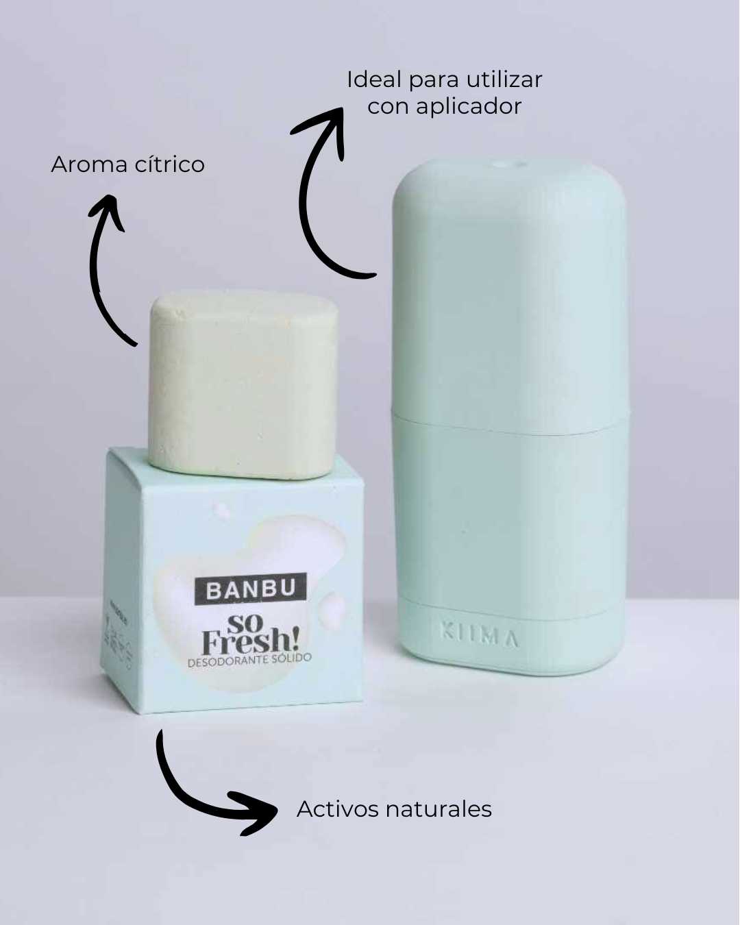 Desodorante sólido Banbu So Fresh sobre su caja, junto a un aplicador verde menta. Incluye flechas y textos explicativos.