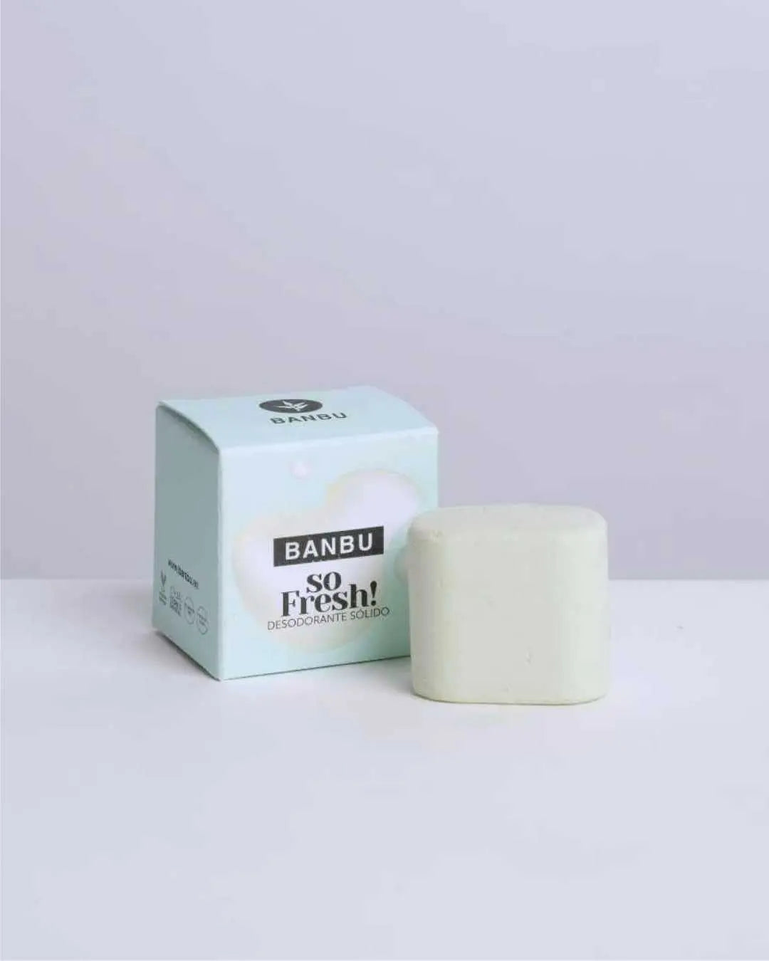 Desodorante sólido Banbu So Fresh junto a su caja de cartón verde claro sobre fondo blanco. Estética limpia y natural.